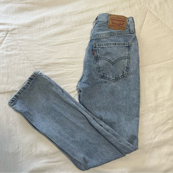 Light wash straight Levi’s jeans - Picture 4 of 6